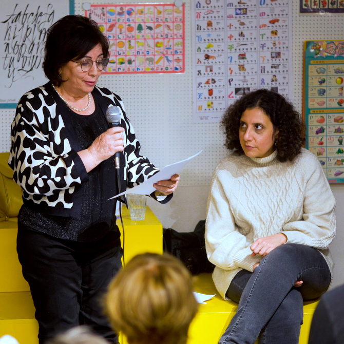 Chadia Atassi et son interprète, Jumana Al-Yasiri