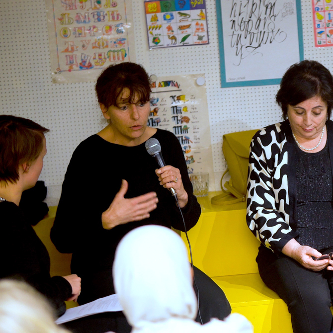 Catherine Lovey parle de sa rencontre avec Chadia Atassi (à sa gauche).