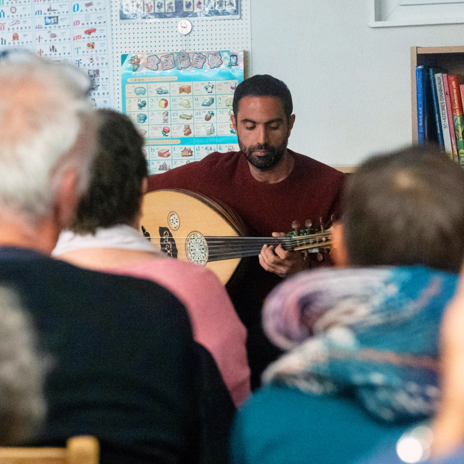 Lotfi Hussami joue de l'oud.